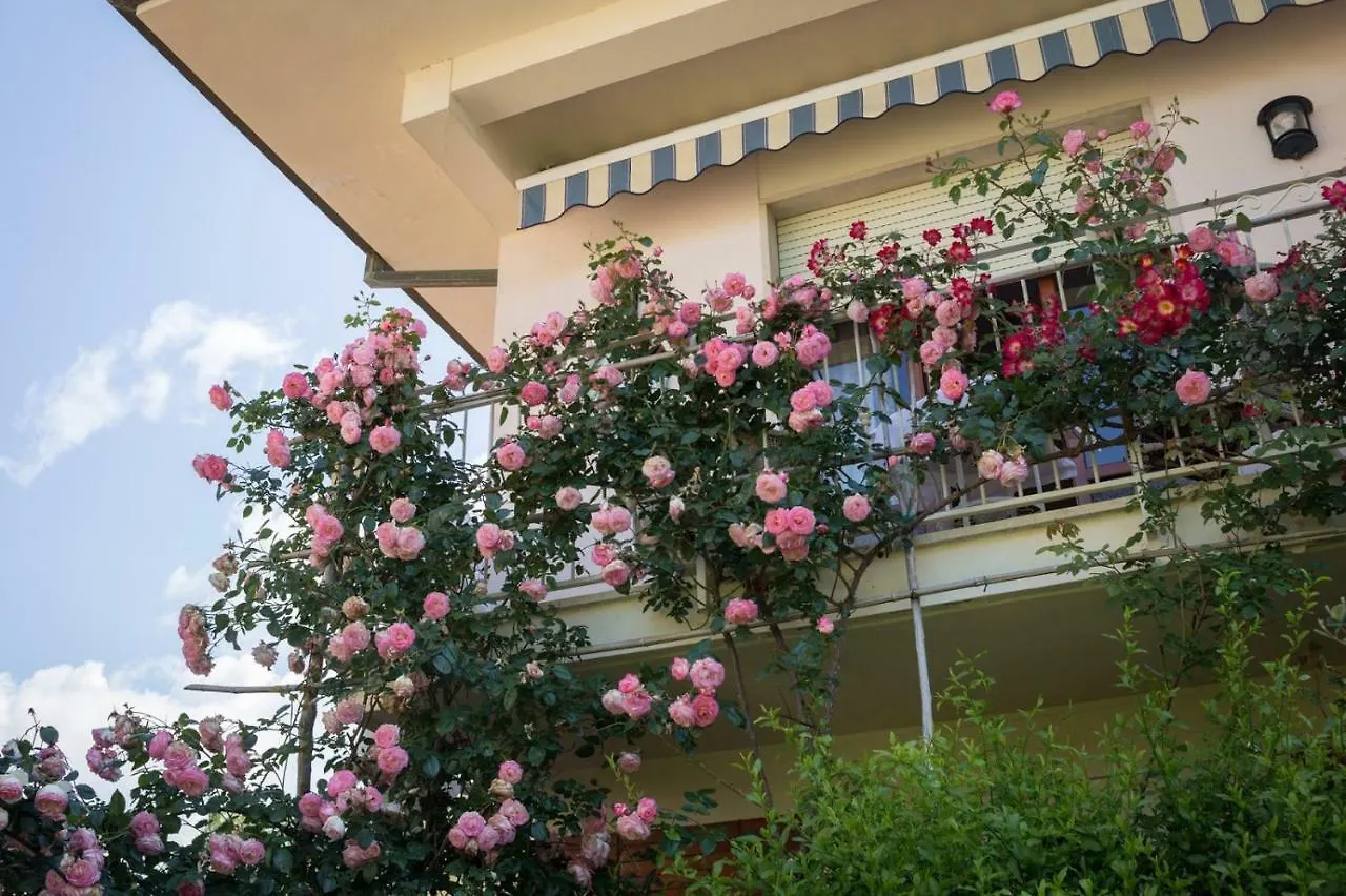 B&B Due Passi Dal Mare Cinquale 3*,  Italy